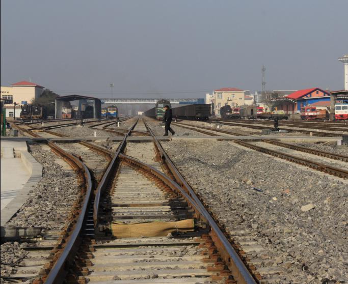 中铁十五局集团有限公司施工的皖北煤电集团朱集西煤矿铁路专用线上铺设道岔及配套岔枕。